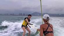 尾波冲浪是最简单的海上冲浪运动！小姐姐实际第一次只玩了半小时就可以松绳子了 第二次又玩了半个多小时就