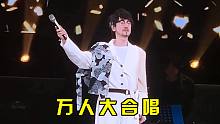 谁敢说周传雄是过气歌手？演唱会首首万人大合唱，一开口瞬间破防了