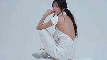 是我，不是我！看OH MY GIRL YooA小姐姐拍写真~还有美背哦~