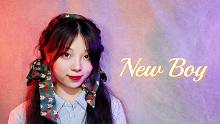 奇怪，小姐姐竟然用假的麦克风唱New Boy！