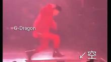 G-Dragon 演唱会不慎跌入升降台170708