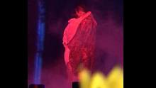G-Dragon被神志不清女粉丝上台强搂 what the???【BIGBANG 170610】