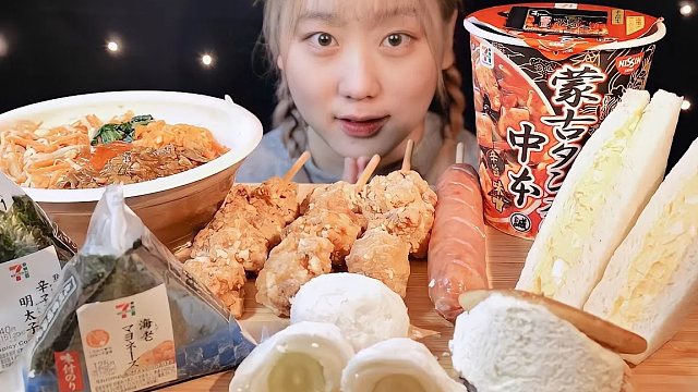 Miyu 吃播7 11食物特辑三角紫菜包饭 葡萄椰蓉大福 拉面 炸肉 烤肠 奶油三明治 虎牙视频
