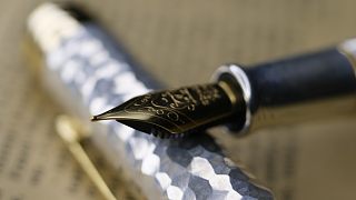 纯银捶打制成笔杆，国产锤纹银钢笔试写