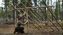 西部荒野-俢建户外荒野庇护所框架和支撑，打结工作，斧头和锯