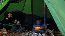 热帐篷露营过夜-在森林里过夜，我的轻巧的帐篷里装有钛合金炉子，可以做些露营烹饪和欣赏湖边美景