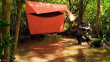 孤身一人印度尼西亚丛林生活-在河岸单人露营过夜