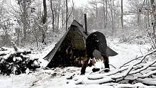 一人一狗森林里野营-与我的狗在暴风雪中进行4天的冬季露营，离网，自然电影，暴风雪
