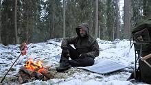 瑞典男独行丛林探险-3天冬季野营-树下睡觉-寒冷天气徒步旅行