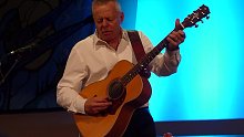 有些曲子真的很难用曲谱记录清楚... Tommy Emmanuel - Blood Brother