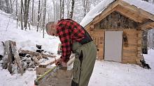 种菜老头-如何建造一个廉价的丛林原木小屋-一场邪恶的冬季暴风雪在离网原木车间，在薄冰上滑冰