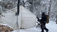 加拿大荒野极端环境生存-零下-32°C度独自在炎热的帐篷里露营