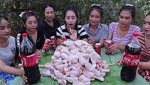 村里小姐姐们做好吃的可口可乐烤鸡腿和蔬菜，烹饪食谱