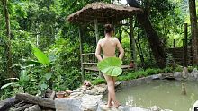 妹子孤身一人在丛林露营和生存-用茅草和鱼塘岸升级完成小屋的屋顶|自由生活