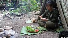 妹子孤身一人在丛林露营和生存-维京小屋-单人丛林之旅3天，野营，与狗烹饪Ep.2