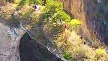 太行山鹅屋天生桥跨度50米，高200米，宽5米，是北方地区最高、最大的天然石桥#旅行 #大自然的鬼斧