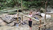 妹子孤身一人在丛林露营和生存-建造一座竹桥，让你在寒冷的冬天自由旅行