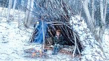 乔安娜的野外生活-冬季丛林小屋建造-过夜露营-严寒（-10摄氏度）
