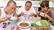 煮一锅高粱米饭，再炸一份虾酱，搭配蘸酱菜一起吃，美味极了