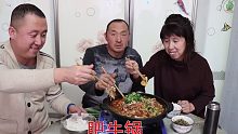 大彭感觉天气有点冷，做一道肥牛锅来暖身，香辣可口，吃爽了