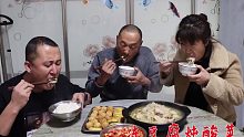 东北家常菜，冻豆腐和酸菜炖着吃美味极了，没吃过一定要试试
