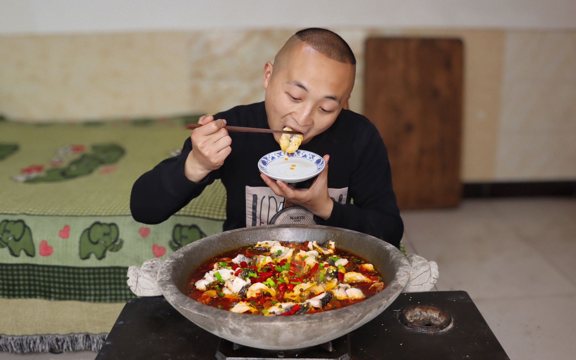 5斤面粉能出多少凉皮，多少面筋?大冬干完农活，吃凉皮，真过瘾