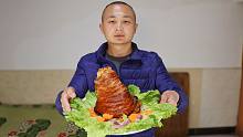 68买个4斤多的肘子，大冬做“脆皮烤猪肘”，焦酥酥，肥而不腻