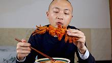 大冬在家自制“轰炸大鱿鱼”，香辣酥脆，配一碗螺蛳粉吃，超过瘾