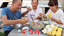 用铁锅炖出来的汆白肉才正宗，汤鲜肉美，蘸上蒜泥吃着真过瘾