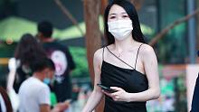 小姐姐这连衣裙丝般顺滑，看着好舒服，成都太古里街拍