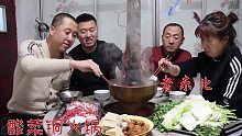 冬天的时候和家人朋友吃一顿酸菜铜火锅，热气腾腾的感觉，很好吃