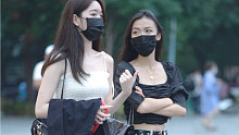 街拍时尚美女穿搭  和闺蜜一起逛街