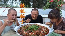 做一道美味的下饭菜铁板茄子，入口软烂，汤汁浓郁，味道不错