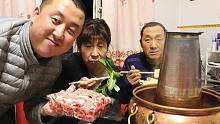 大彭今天吃炭火锅，一盒牛肉卷一袋猪肉卷，天冷吃火锅真得劲