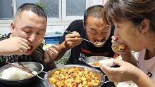 大彭家今天吃麻婆豆腐，这菜搭配米饭真是绝了，全家胃口大开