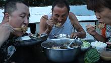 大彭家今天吃猪手炖海带黄豆芽，爷俩汤泡饭，吃的真是美