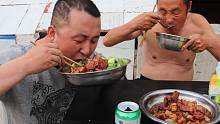 大彭今天做红烧肉，肉汤泡饭真是香，盆里米饭吃光光