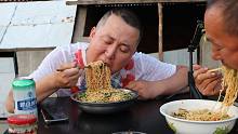 方便面这么吃真过瘾，爷俩一次6袋炒着吃，感觉没吃够