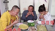 农家大饼卷肉的做法，炒一盘豆芽，切点猪头肉，卷上吃太香了