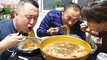 大彭做猪肉炖粉条，东北天冷了吃这个菜太爽了，汤泡饭真香