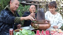 天气有点凉吃个炭火锅，食材丰富，有肉有菜，吃着暖暖的