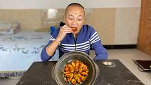6颗鲍鱼10个小鸡腿，大冬做“鲍鱼焖鸡腿”，滑嫩多汁，香气扑鼻