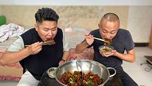 大冬请同学吃麻辣驴尾火锅，吃完肉涮菜，真解馋