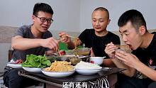 今天做筋头巴脑，大冬炖得烂烂糊糊的，吃完肉涮火锅，美滋滋