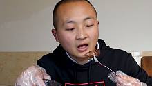 冰箱还有块牛排骨，大冬今天吃火洞烤牛排，烤得滋滋冒油，得劲