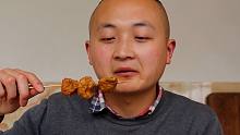 大冬做街头小吃串串香，26块的食材做满满一锅，一口气撸30串，爽