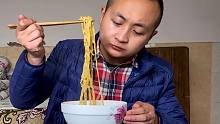 大冬做麻辣小龙虾，2袋龙虾泡面，过瘾