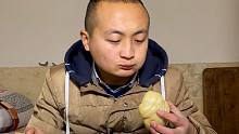 大冬今天做酸辣粉，配馒头吃，太爽了