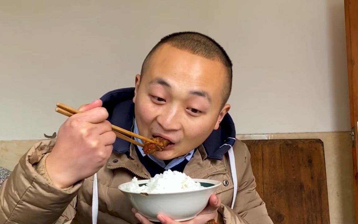 大冬做蒜香排骨，浓浓焦香，配着大蒜撕着吃，好爽