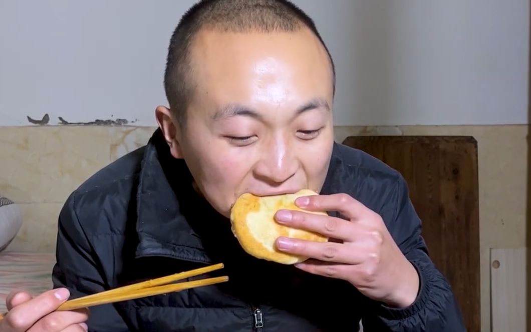 大冬今天做肉夹馍，馍焦肉香，凉皮配着吃，美滋滋